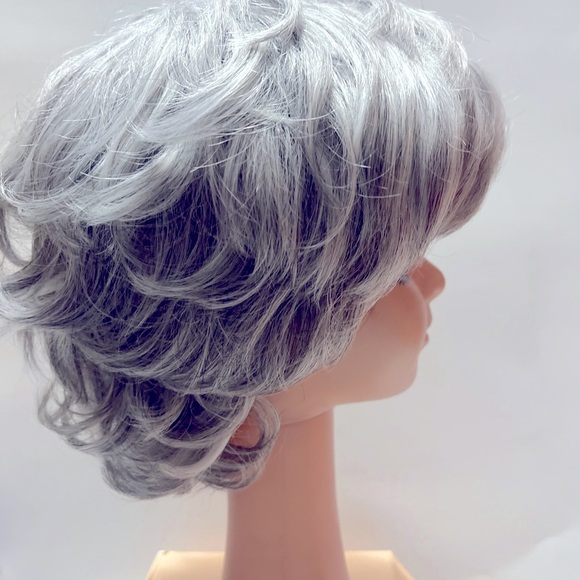 Silver Pixie-Bob Wig with Feathered Layers - Picture 7 of 7